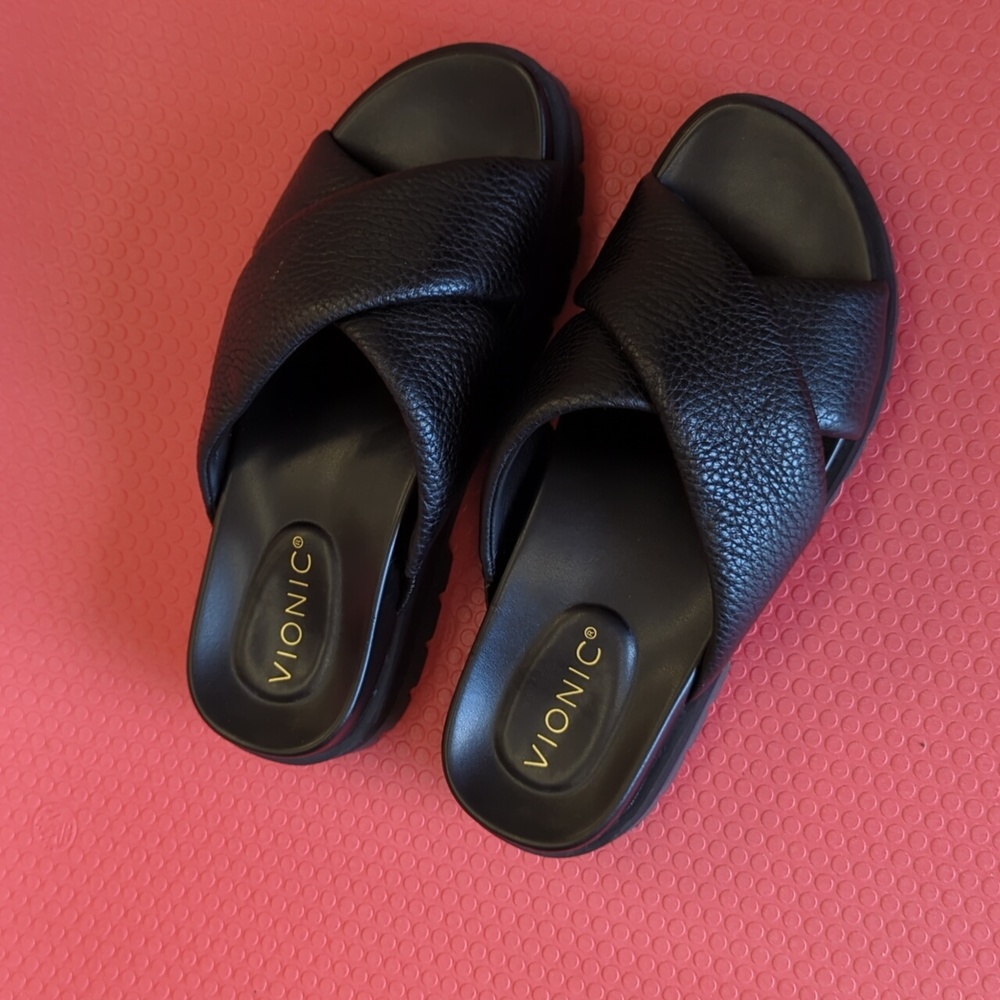Black leather Vionic slide sandals size 7.